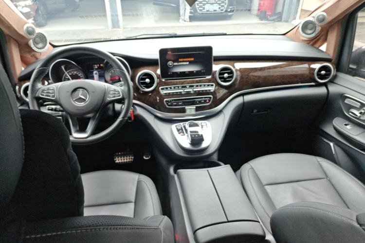 Used Mercedes-Benz V-Class 2017 V 260 L Prestige Extended Edition Center Console
