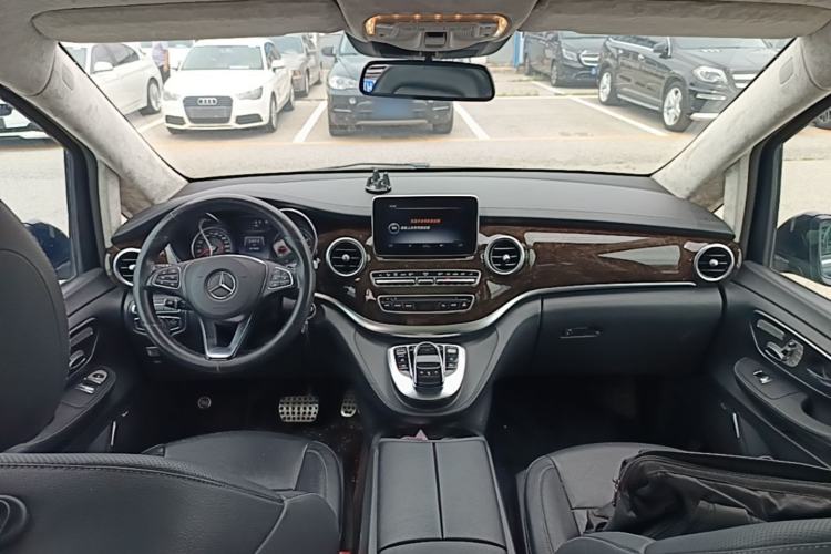 Used Mercedes-Benz V-Class 2017 V 260 L Prestige Extended Edition Center Console