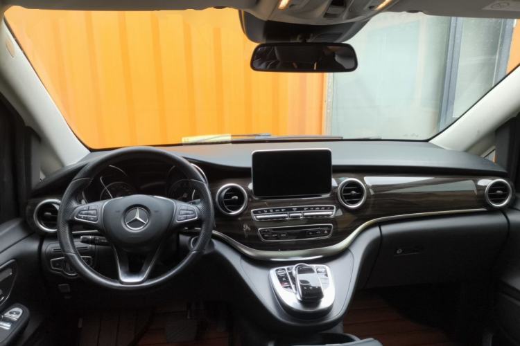 Used Mercedes-Benz V-Class 2017 V 260 Avantgarde Edition Center Console
