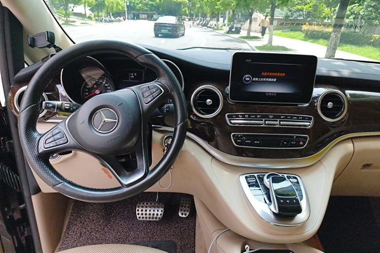 Used Mercedes-Benz V-Class 2017 V 260 L Prestige Extended Edition Center Console