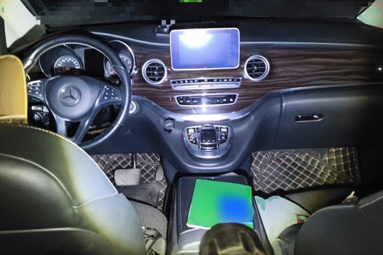 Used Mercedes-Benz V-Class 2017 V 260 Avantgarde Edition Center Console