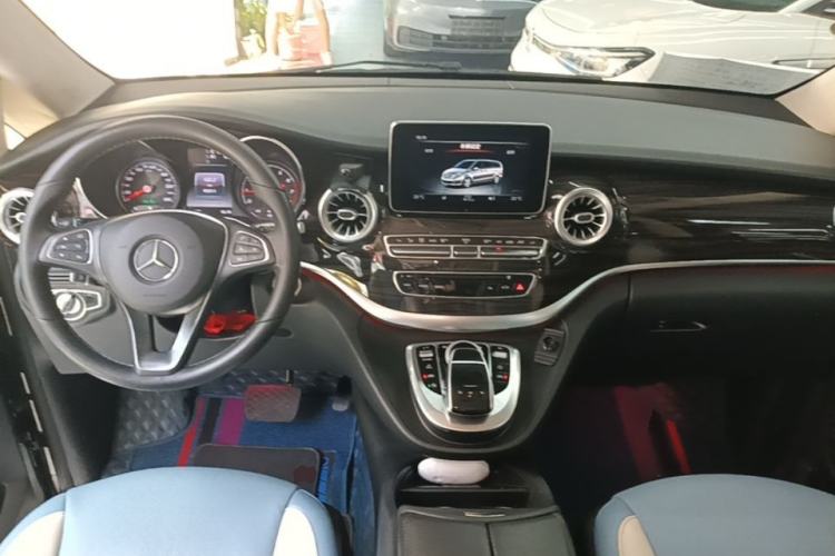Used Mercedes-Benz V-Class 2017 V 260 Avantgarde Edition Center Console