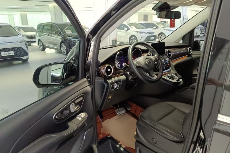 Used Mercedes-Benz V-Class 2017 V 260 L Prestige Extended Edition Driver Seat