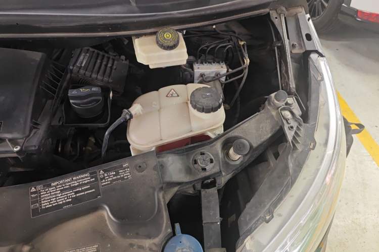 Used Mercedes-Benz V-Class  Engine Bay Left