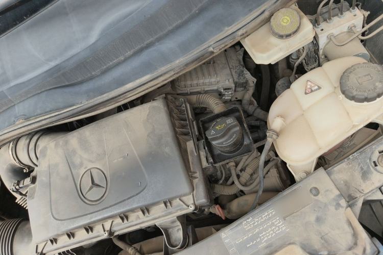Used Mercedes-Benz V-Class  Engine Bay Left
