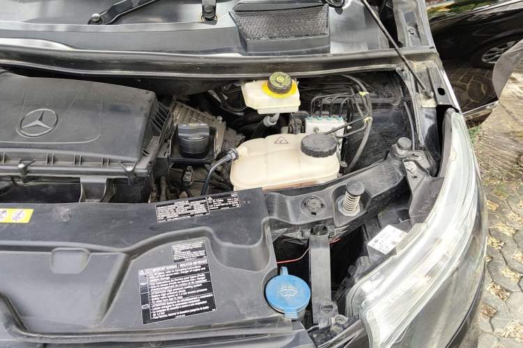 Used Mercedes-Benz V-Class  Engine Bay Left