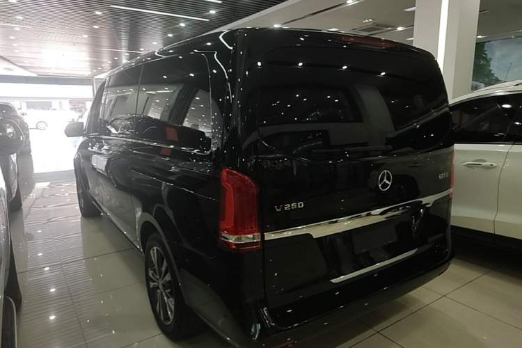 Used Mercedes-Benz V-Class 2017 V 260 Avantgarde Edition Exterior 2