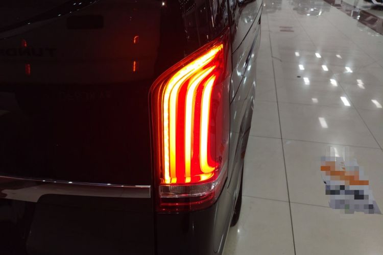 Used Mercedes-Benz V-Class 2017 V 260 Avantgarde Edition Exterior 3