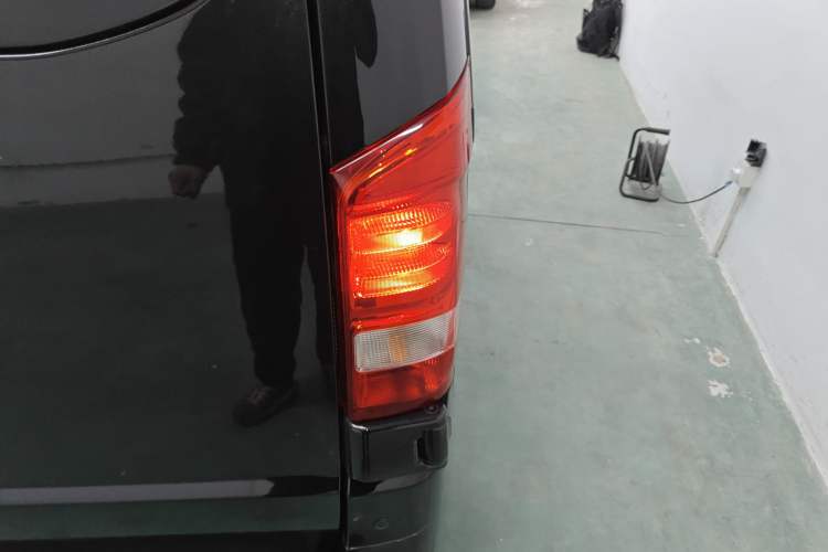 Used Mercedes-Benz V-Class  Exterior 3