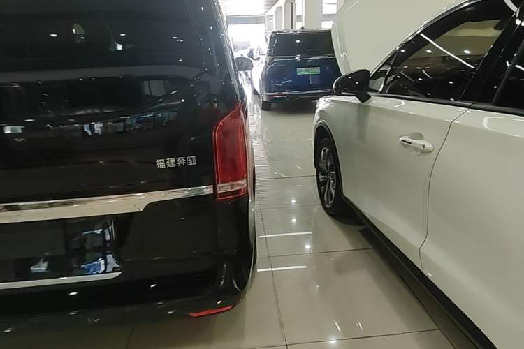 Used Mercedes-Benz V-Class 2017 V 260 Avantgarde Edition Exterior 3