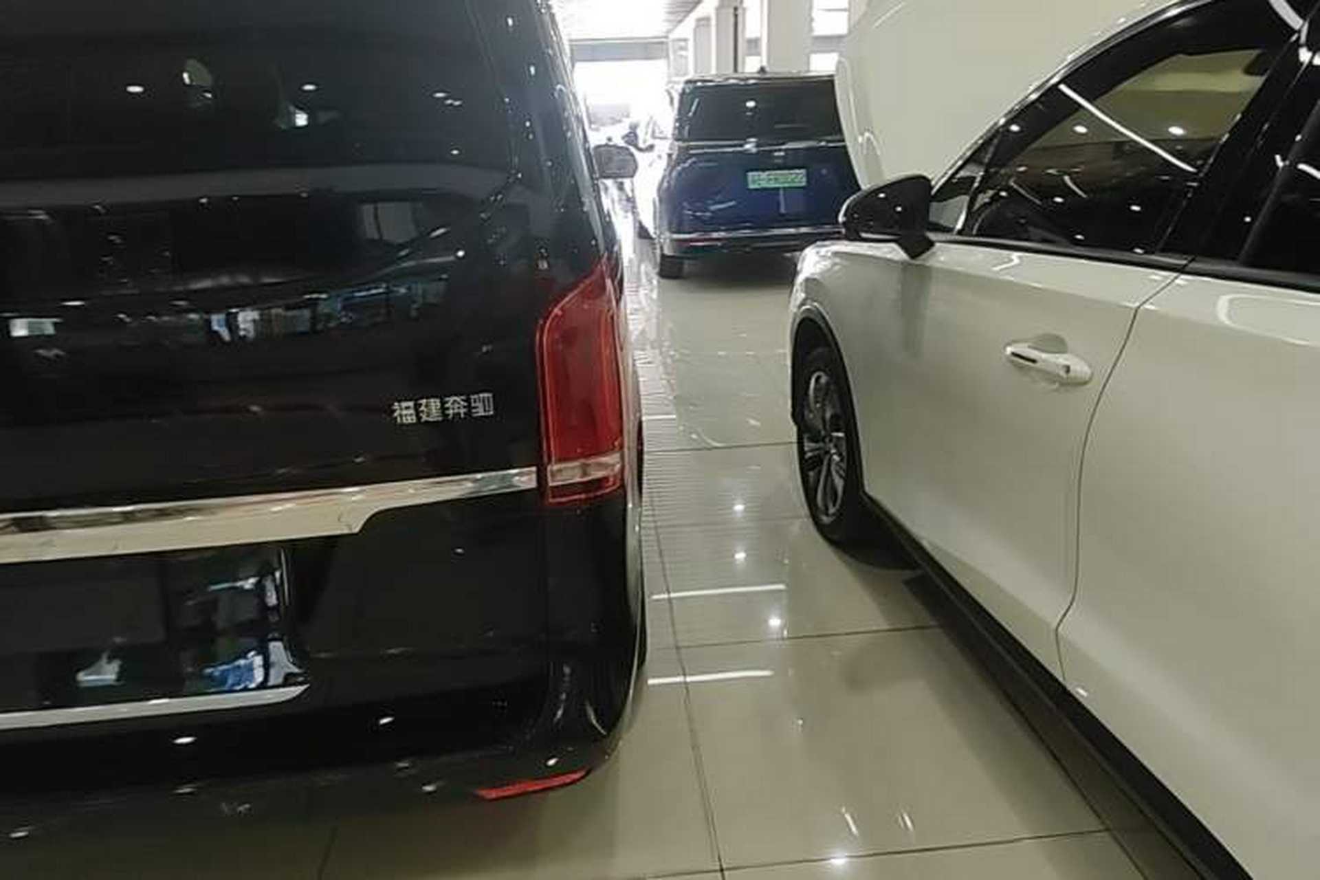 Used Mercedes-Benz V-Class 2017 V 260 Avantgarde Edition Exterior 3