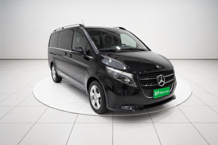 Used Mercedes-Benz V-Class 2017 V250 2.0T Base Model Front Right 45 Deg