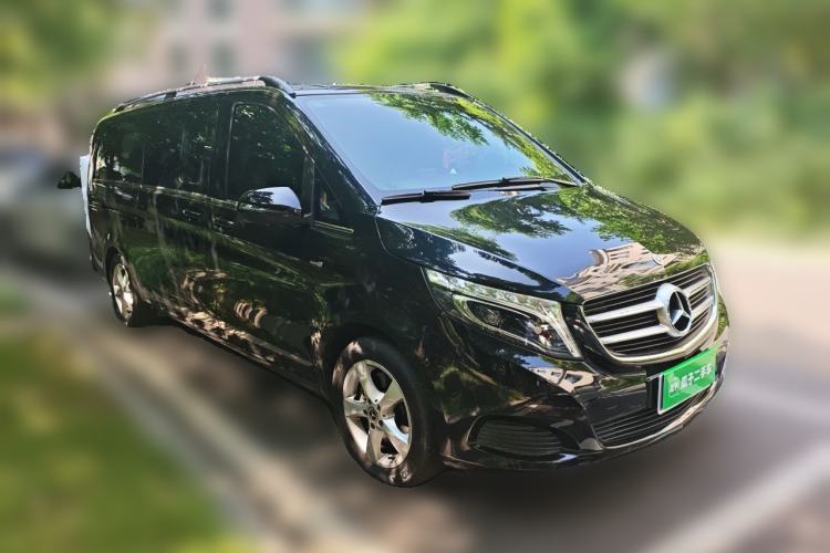 Used Mercedes-Benz V-Class 2017 V250 2.0T Base Model Front Right 45 Deg