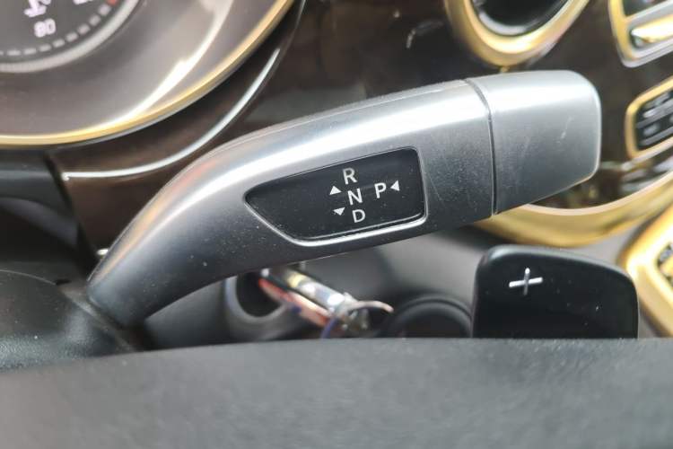 Used Mercedes-Benz V-Class 2017 V 260 Prestige Edition Gear Lever