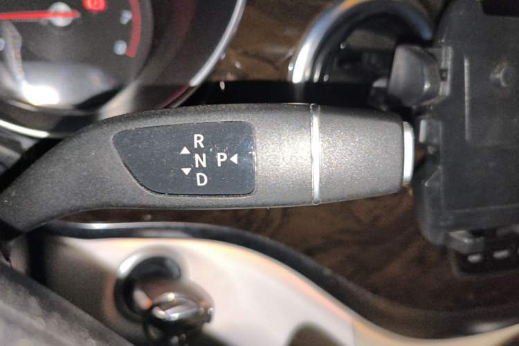 Used Mercedes-Benz V-Class 2017 V 260 L Prestige Extended Edition Gear Lever