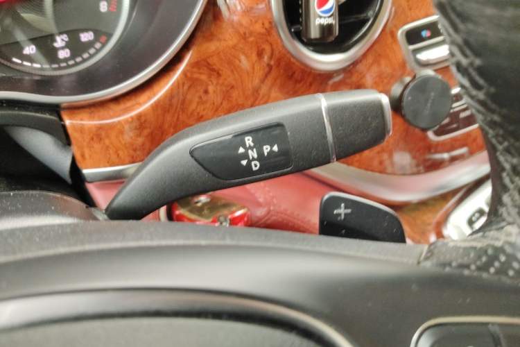 Used Mercedes-Benz V-Class 2017 V 260 L Prestige Extended Edition Gear Lever