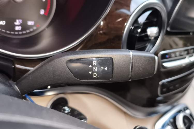 Used Mercedes-Benz V-Class 2017 V 260 L Prestige Extended Edition Gear Lever