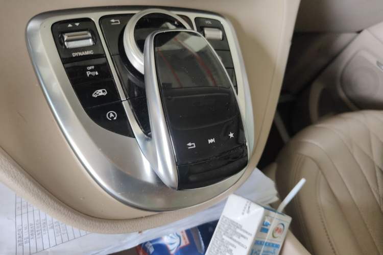 Used Mercedes-Benz V-Class 2017 V 260 L Prestige Extended Edition Gear Lever