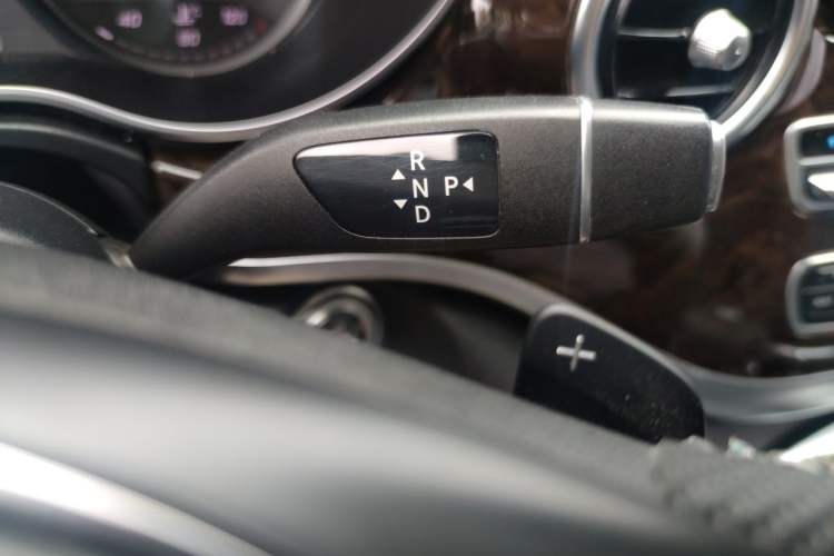 Used Mercedes-Benz V-Class 2017 V 260 L Prestige Extended Edition Gear Lever