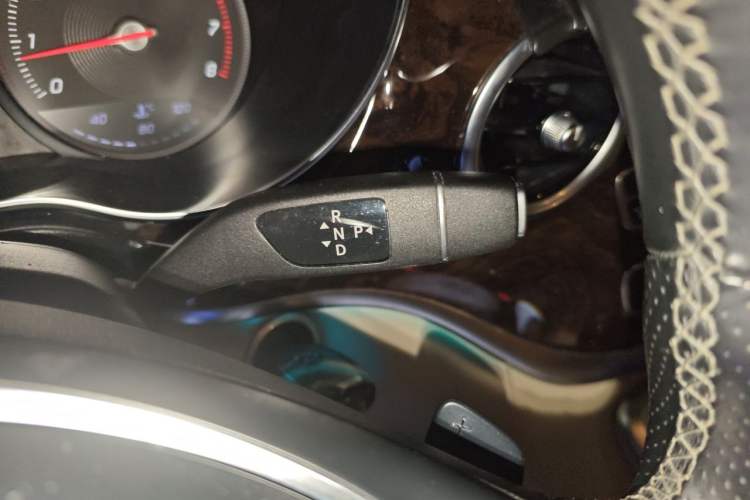 Used Mercedes-Benz V-Class 2017 V 260 L Prestige Extended Edition Gear Lever