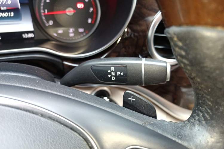 Used Mercedes-Benz V-Class 2017 V 260 L Prestige Extended Edition Gear Lever