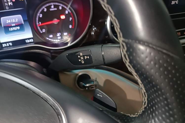 Used Mercedes-Benz V-Class 2017 V 260 L Prestige Extended Edition Gear Lever