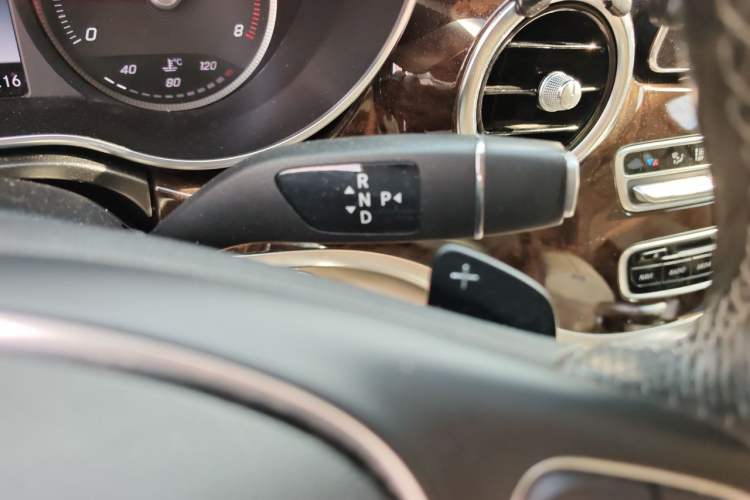 Used Mercedes-Benz V-Class 2017 V 260 L Prestige Extended Edition Gear Lever