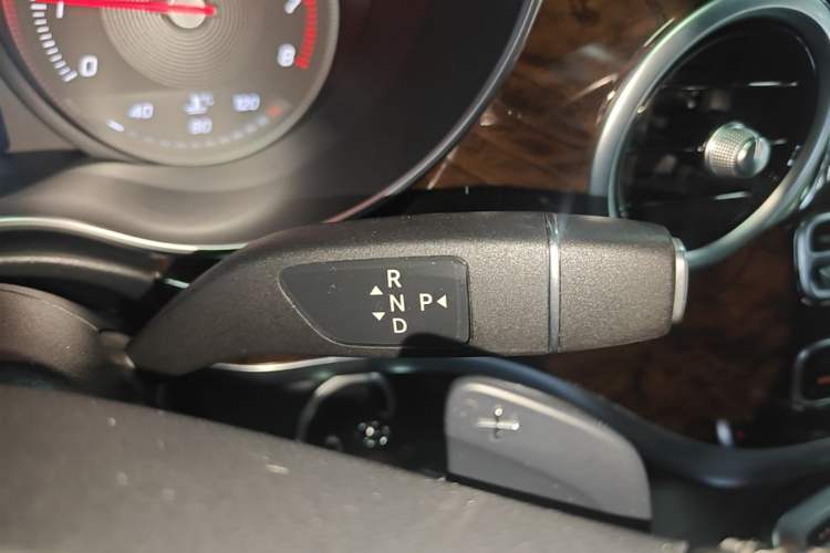 Used Mercedes-Benz V-Class 2017 V 260 L Prestige Extended Edition Gear Lever