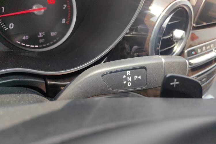 Used Mercedes-Benz V-Class 2017 V 260 L Prestige Extended Edition Gear Lever