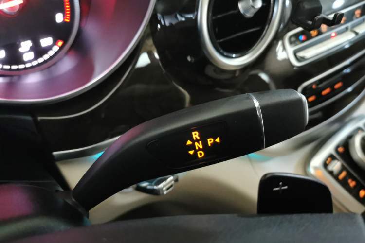Used Mercedes-Benz V-Class 2017 V 260 L Prestige Extended Edition Gear Lever