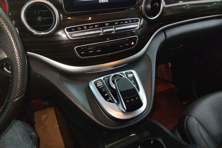 Used Mercedes-Benz V-Class 2017 V 260 Avantgarde Edition Gear Lever