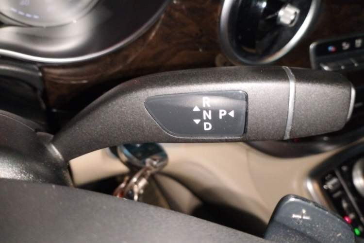 Used Mercedes-Benz V-Class 2017 V 260 L Prestige Extended Edition Gear Lever