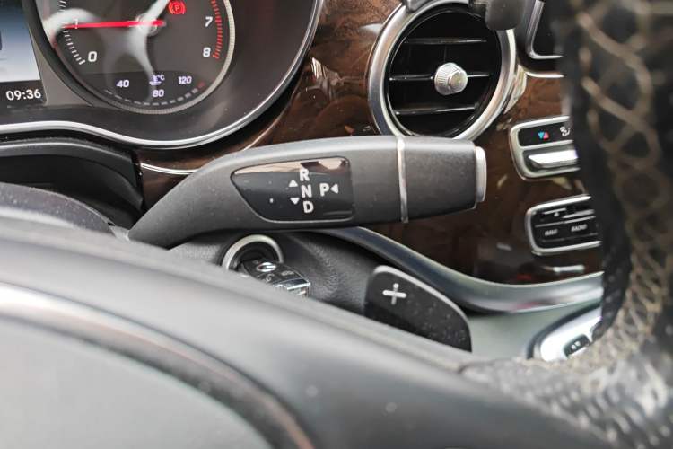 Used Mercedes-Benz V-Class 2017 V 260 L Prestige Extended Edition Gear Lever