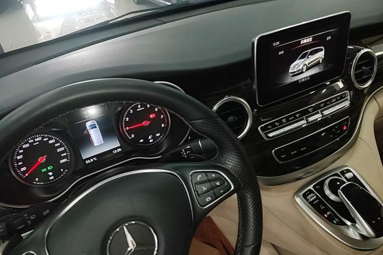 Used Mercedes-Benz V-Class 2017 V 260 Avantgarde Edition Gear Lever