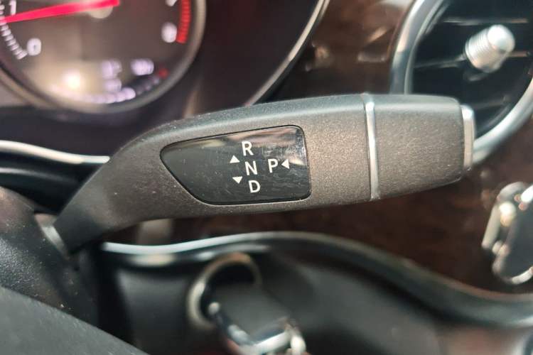Used Mercedes-Benz V-Class 2017 V 260 L Prestige Extended Edition Gear Lever