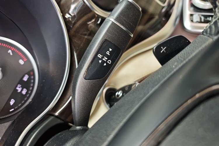 Used Mercedes-Benz V-Class 2017 V 260 Avantgarde Edition Gear Lever