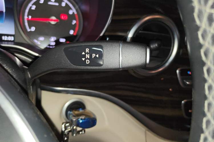 Used Mercedes-Benz V-Class 2017 V 260 Avantgarde Edition Gear Lever