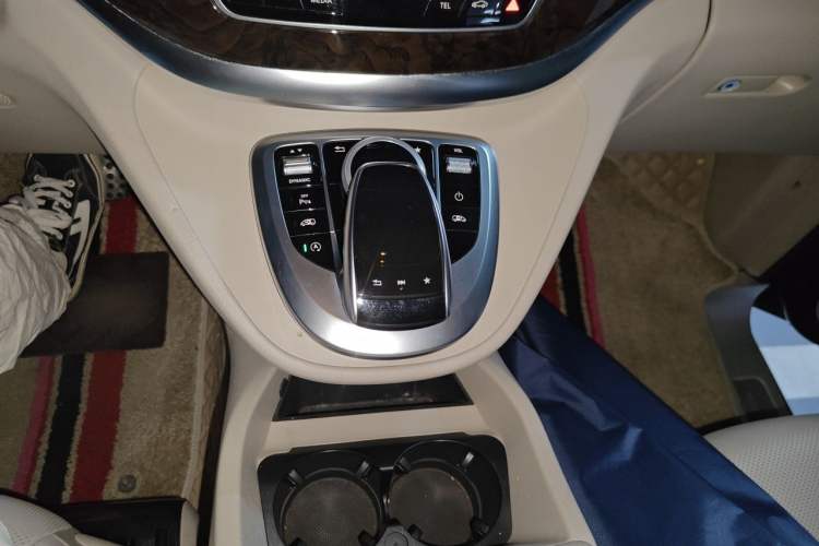 Used Mercedes-Benz V-Class 2017 V 260 L Prestige Extended Edition Gear Lever
