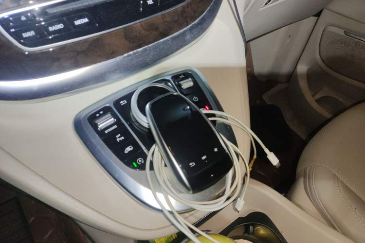 Used Mercedes-Benz V-Class 2017 V 260 L Prestige Extended Edition Gear Lever