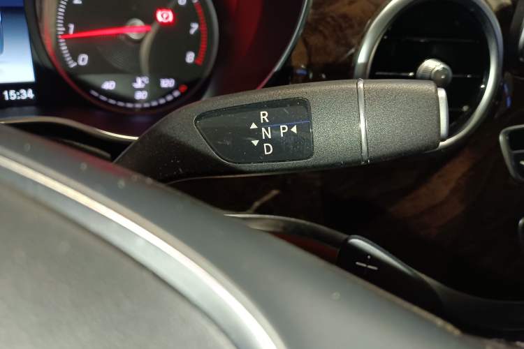 Used Mercedes-Benz V-Class 2017 V 260 L Prestige Extended Edition Gear Lever