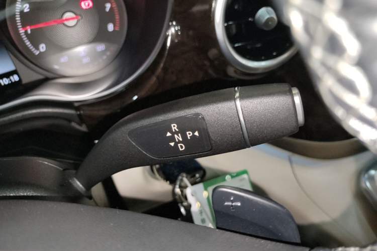 Used Mercedes-Benz V-Class 2017 V 260 L Prestige Extended Edition Gear Lever