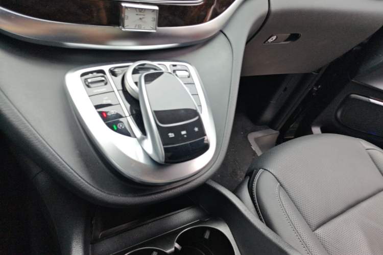 Used Mercedes-Benz V-Class 2017 V 260 L Prestige Extended Edition Gear Lever