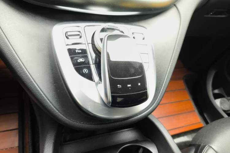 Used Mercedes-Benz V-Class 2017 V 260 Avantgarde Edition Gear Lever