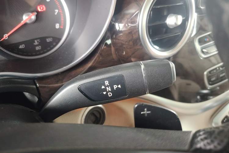 Used Mercedes-Benz V-Class 2017 V 260 L Prestige Extended Edition Gear Lever
