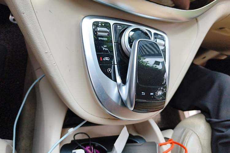 Used Mercedes-Benz V-Class 2017 V 260 L Prestige Extended Edition Gear Lever