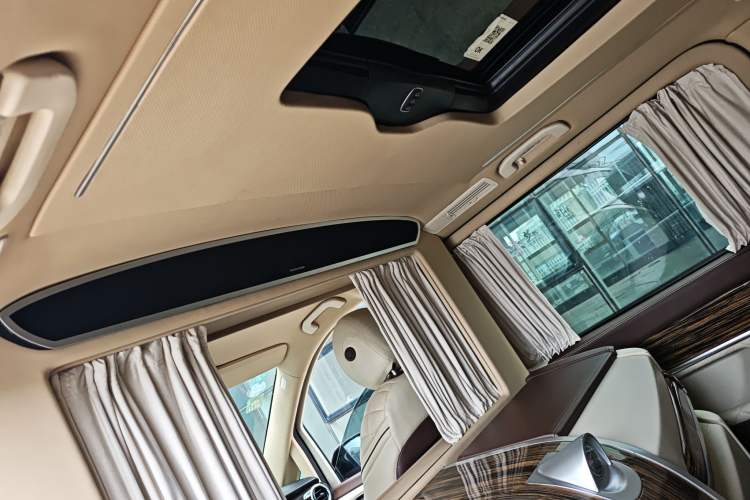 Used Mercedes-Benz V-Class 2017 V 260 Avantgarde Edition Headliner