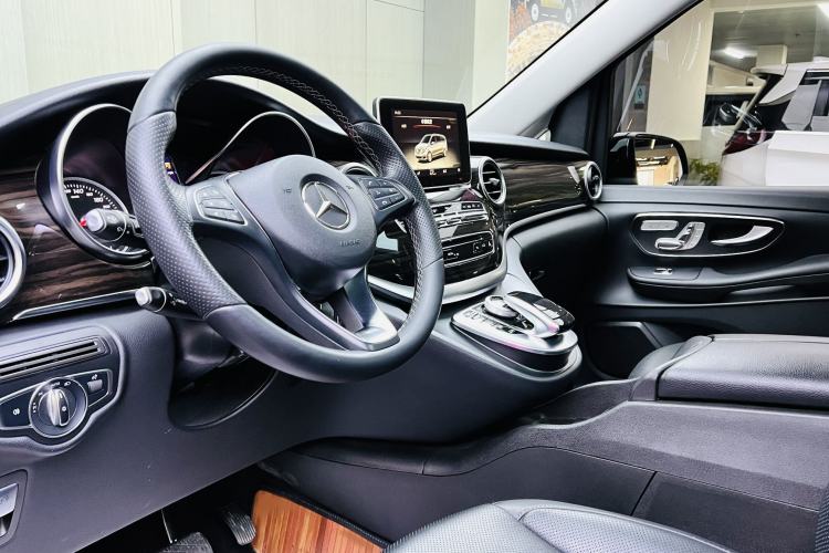 Used Mercedes-Benz V-Class 2017 V 260 Avantgarde Edition Interior 1