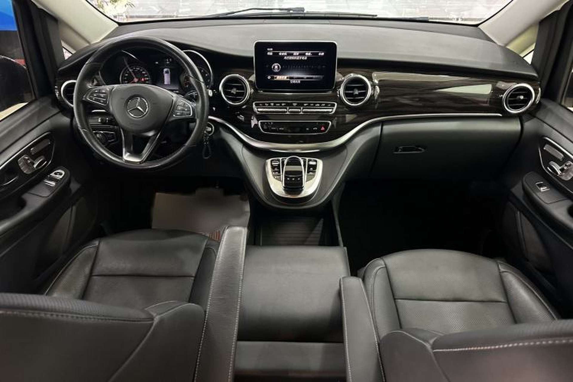 Used Mercedes-Benz V-Class 2017 V 260 Avantgarde Edition Interior 1