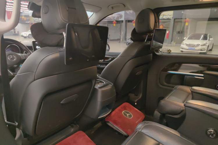 Used Mercedes-Benz V-Class 2017 V 260 L Prestige Extended Edition Interior 10