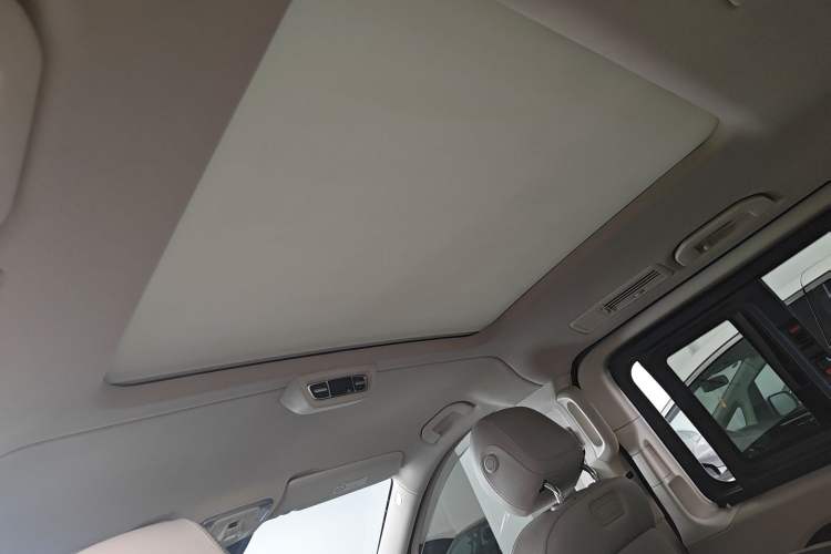 Used Mercedes-Benz V-Class 2017 V 260 L Prestige Extended Edition Interior 10